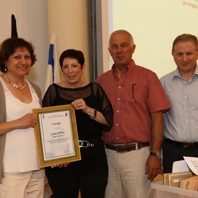 דיקן הפקולטה פרופ' דואק וד"ר חן עם תעודת ההוקרה